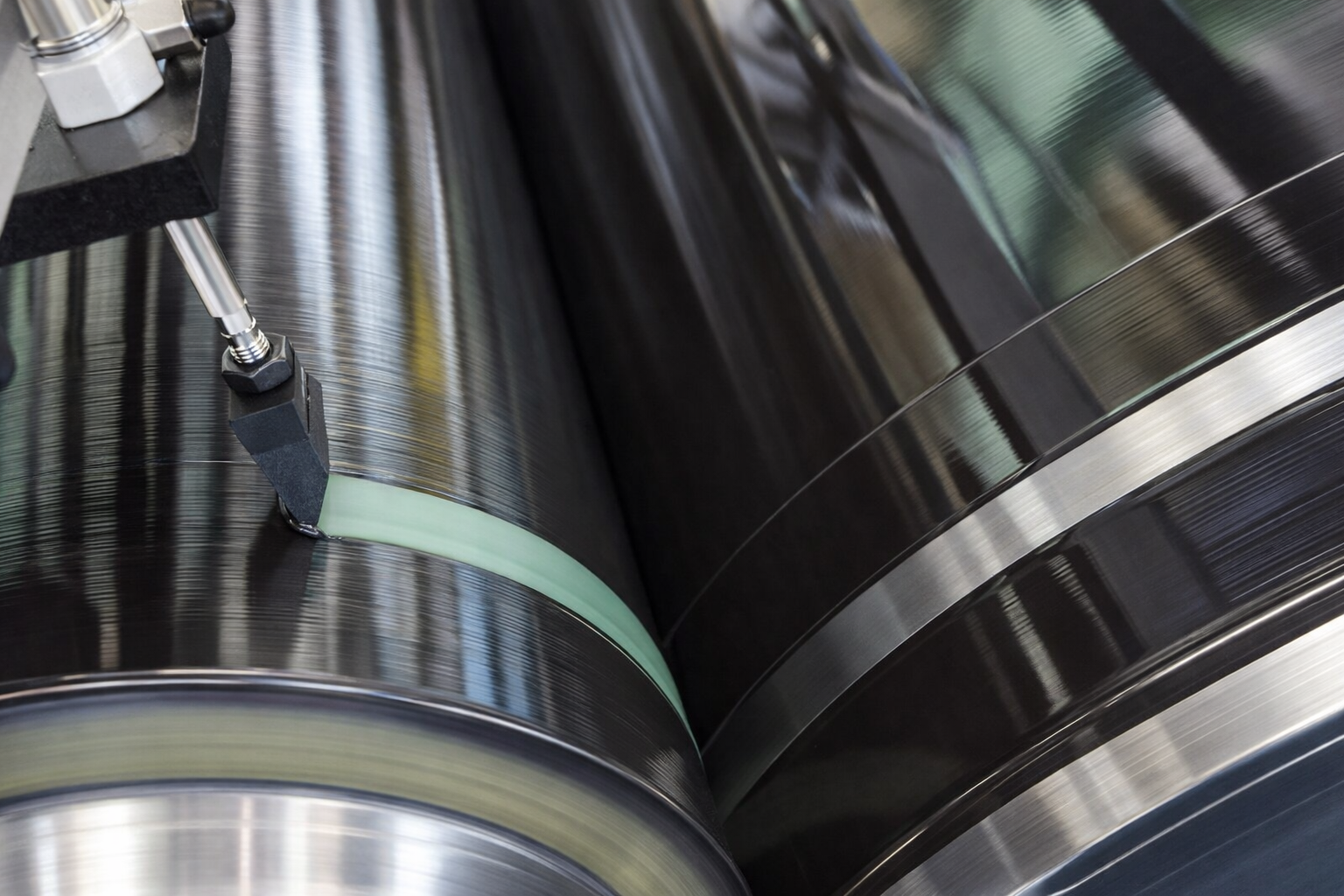 Online Wet Film Thickness Measurement (WFM) — sensor head positioned above the coater roll