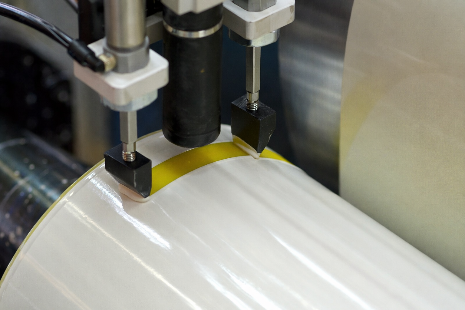 Online Wet Film Thickness Measurement (WFM) — detail view of the confocal sensor and automated wiper