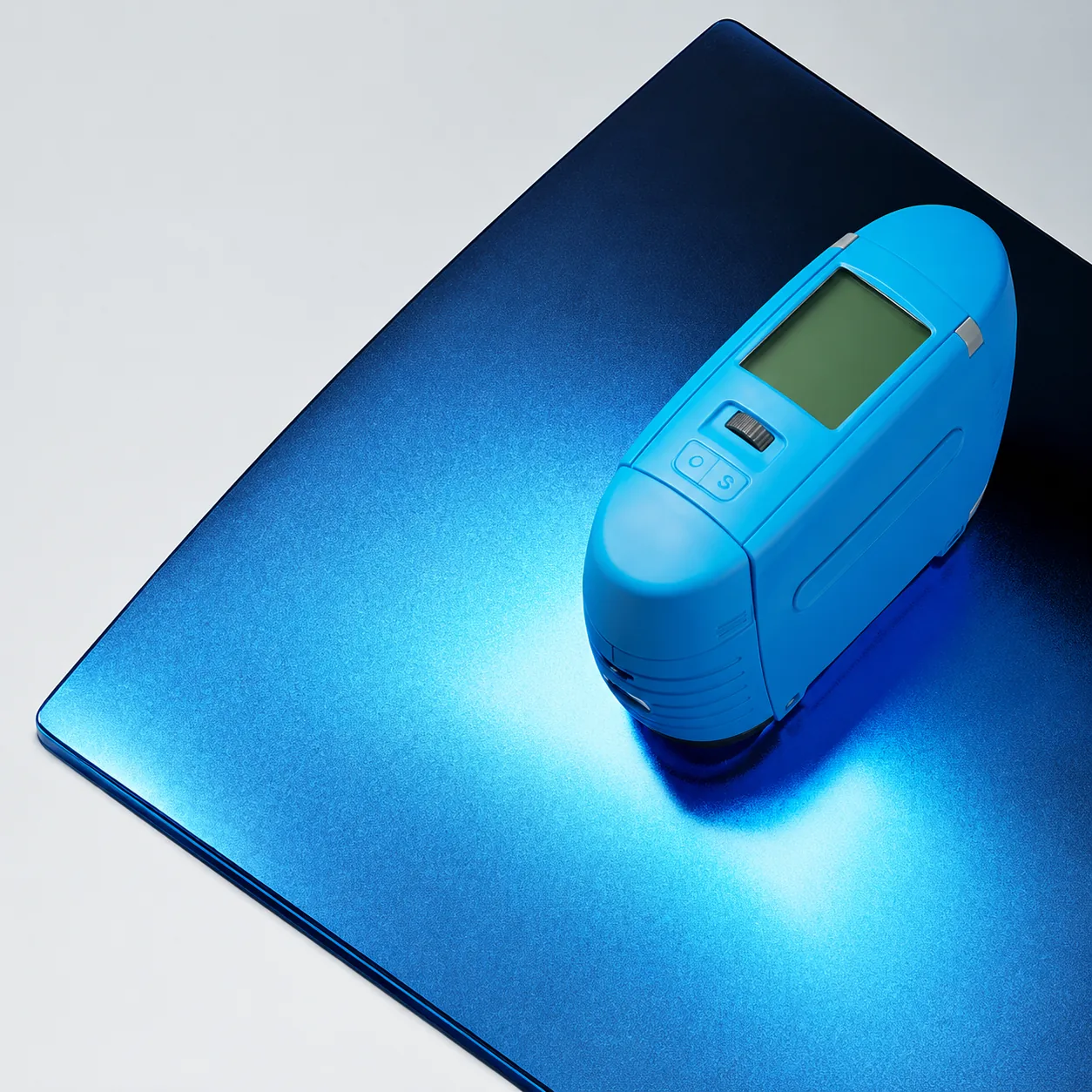 Multi-angle color measurement on a blue metallic effect panel