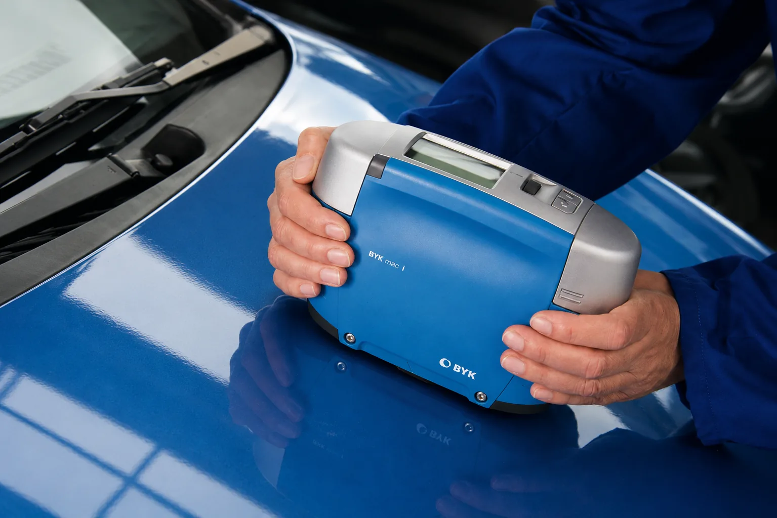 BYK-mac i multi-angle spectrophotometer measuring a blue metallic car paint